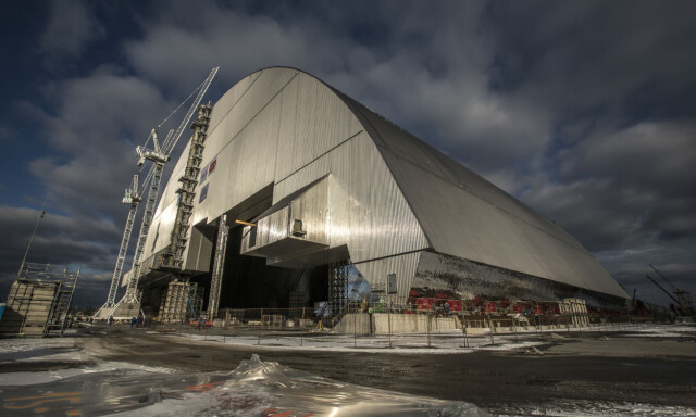 Nå skal denne enorme stålkuppelen legges som et lokk over atomreaktoren i Tsjernobyl